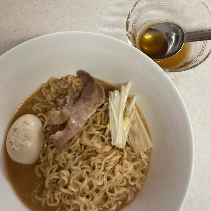 インスタントで豚骨ラーメン、オスカランの酸味風!